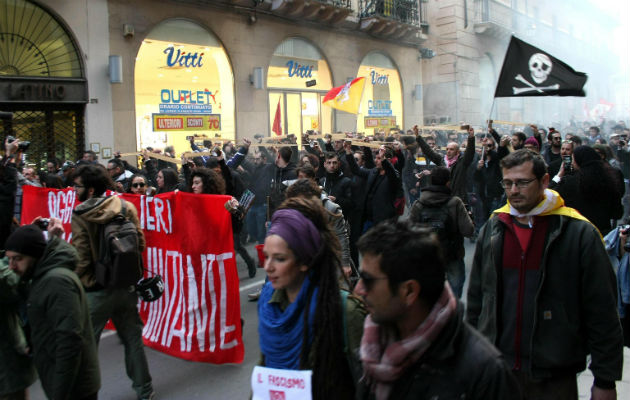 Manifestantes de los centros sociales, movimientos antirracistas y antifascistas durante una manifestación contra la reunión del movimiento de extrema derecha italiano 'CasaPound'. FOTO/AP