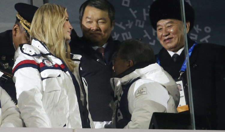 Kim Yong Chol, vicepresidente del gobernante Comité Central del Partido de los Trabajadores de Corea del Norte, junto a Ivanka Trump. AP