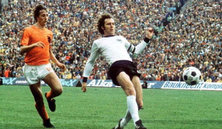 El volante Johan Cruyff (izq.) anotó 33 goles en 48 partidos con la selección de Holanda. El volante Johan Cruyff (izq.) anotó 33 goles en 48 partidos con la selección de Holanda. /Foto EFE