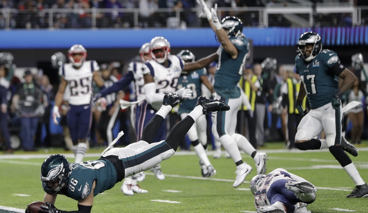 Zach Ertz anota un "touchdown" para Eagles. Zach Ertz anota un "touchdown" para Eagles. /Foto AP