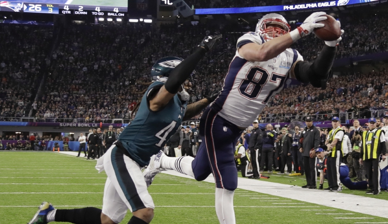 Rob Gronkowski (87) anota para Patriots. Rob Gronkowski (87) anota para Patriots. /Foto AP