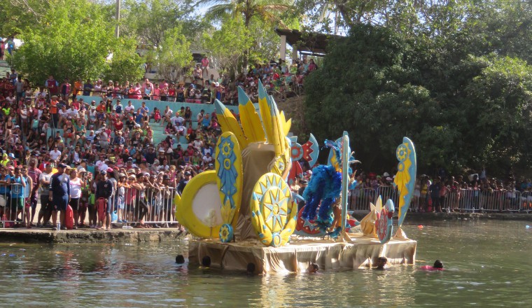 Miles de turistas acuden para apreciar el desfile. Miles de turistas acuden para apreciar el desfile. /Foto Archivo