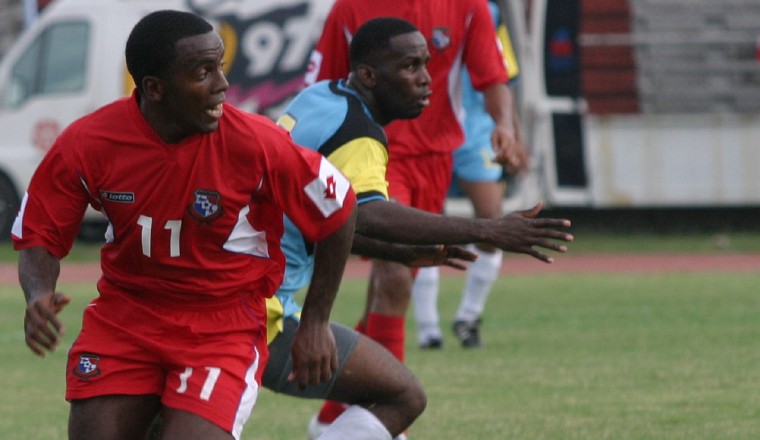 Ricardo "Patón" Phillips en un partido de la eliminatoria para el Mundial  Alemania 2006. /Foto Archivo