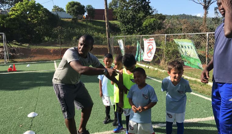Ricardo "Patón" Phillips brinda sus conocimientos a las nuevas generaciones con su escuela de fútbol 24 Fire. /Foto Elisinio González