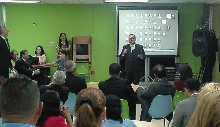 El Dr. Eduardo Flores Castro exalta las bondades del Repositorio.