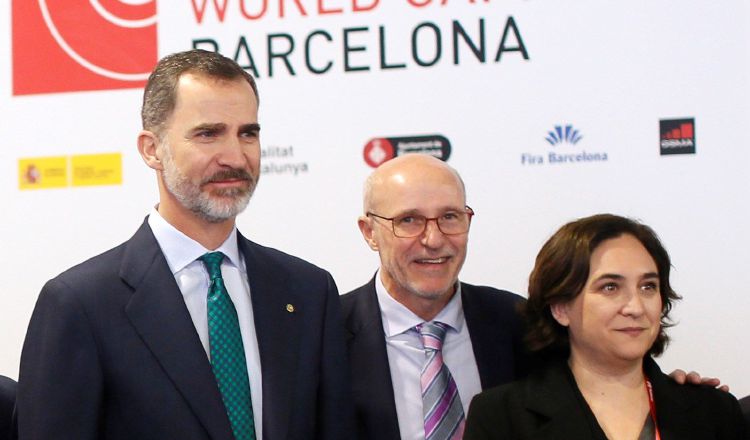 El rey Felipe VI  y la alcaldesa de Barcelona, Ada Colau, en la inauguración del MWC. EFE