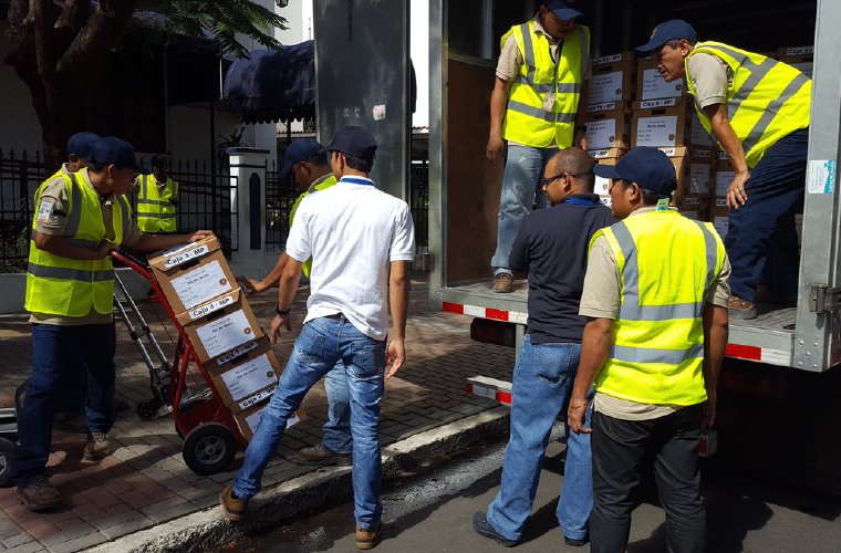 Contraloría entregó 220 cajas con 186 auditorías realizadas en juntas comunales y municipios / Panamá América.