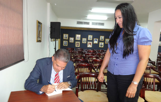 José Hilario Trujillo dedica un libro a Jeannette Rodríguez. Foto: Rosalina Orocú Mojica.