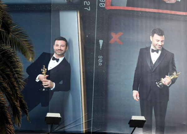 Un cartel con el presentador de la gala de los Óscar Jimmy Kimmel, adorna el paseo de Hollywood. Foto: EFE