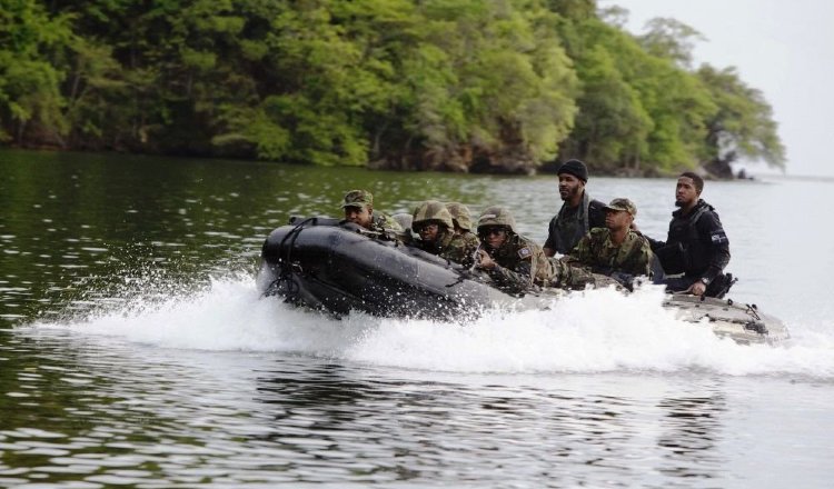 Miembros del 1.º y 2.º Batallón de Infantería de la Fuerza de Defensa de Trinidad y Tobago (Foto: Sargento del Cuerpo de Infantería de Marina de EE. UU. Clemente C. Garcia)