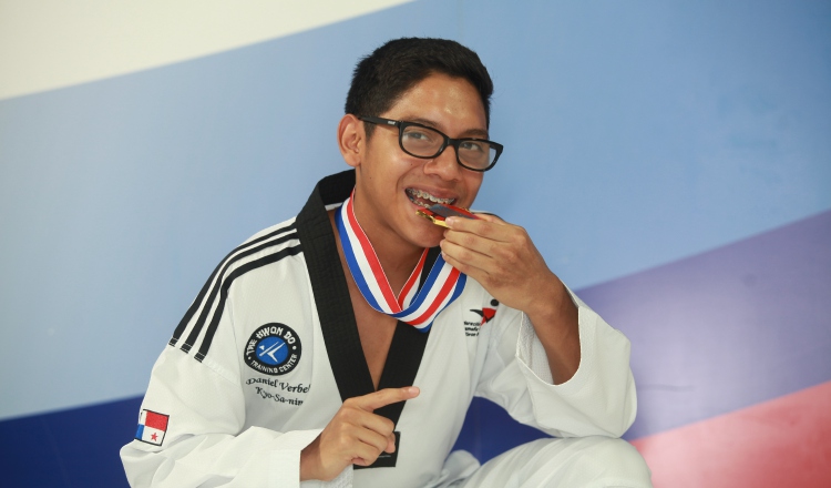 Daniel Verbel muestra su medalla ganada en el US Open de Taekwondo. /Foto Anayansi Gamez