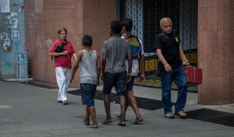 Un grupo de niños camina por las calles de Caracas o en casas de asistencia. EFE