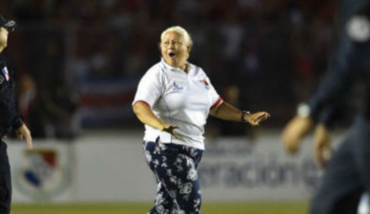 Momento en el  que Elida de Mitchell corría en el terreno del estadio Rommel Fernández.