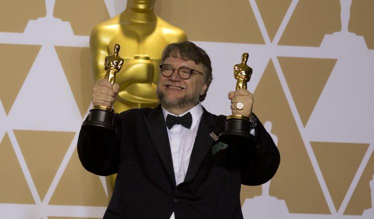 Guillermo del Toro con sus dos estatuillas. /Foto EFE