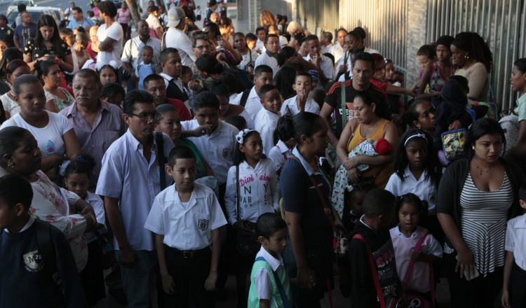 Estudiantes y padres de familia cantan el Himno Nacional en las afueras del edificio Poli. /Foto Víctor Arosemena