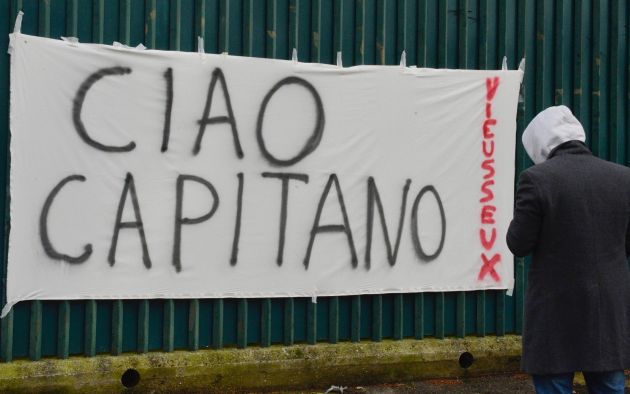 Un bandera dedicada a Astori fue colocada en el Artemio Franchi, estadio de la Fiorentina. Foto AP