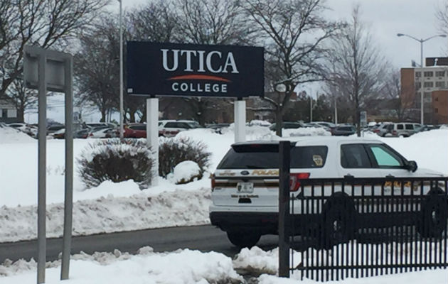 Una patrulla en las inmediaciones de Utica College. FOTO/AP