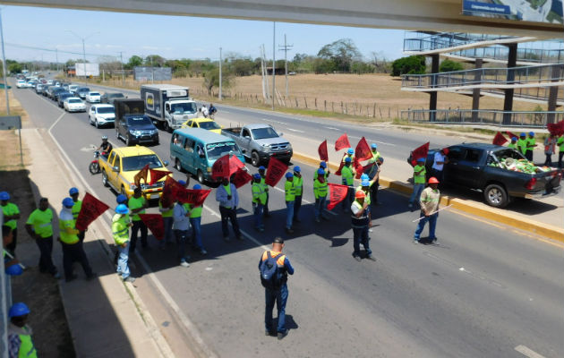 Impidieron el paso vehicular. Foto: Zenaida Vásquez.