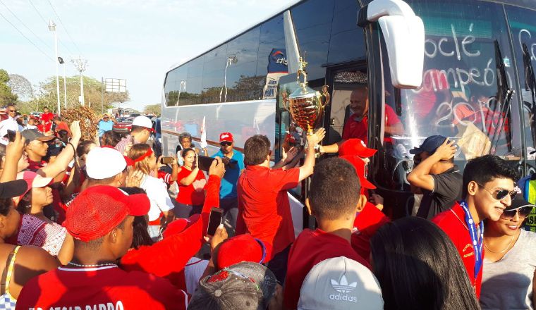 4.  Gran recibimiento tuvieron los peloteros.