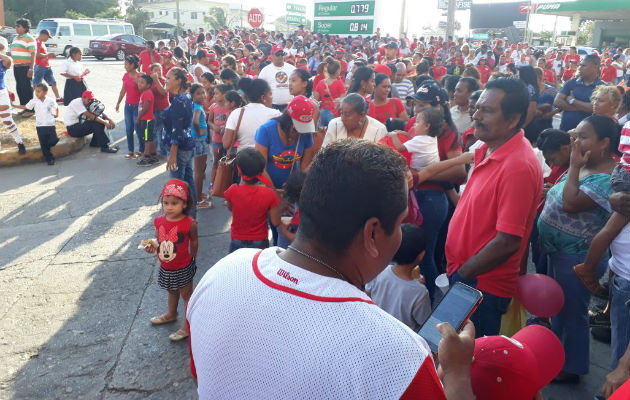 Los fanáticos coclesanos quieren su recuerdo de este título juvenil. Foto Elena Valdéz