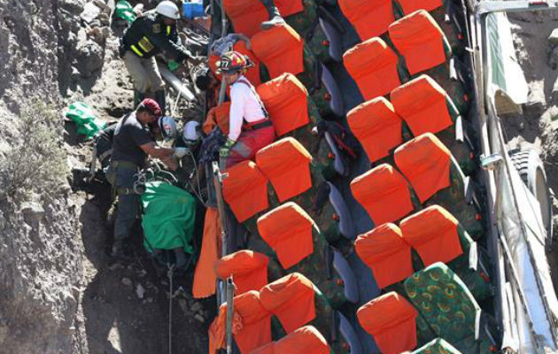 El bus cayó por una pendiente. Foto: EFE   