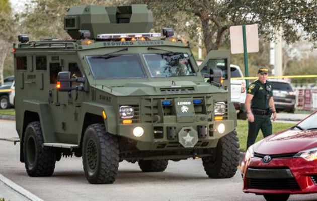 Un camión SWAT montó guardia frente a la entrada del colegio. Foto: EFE