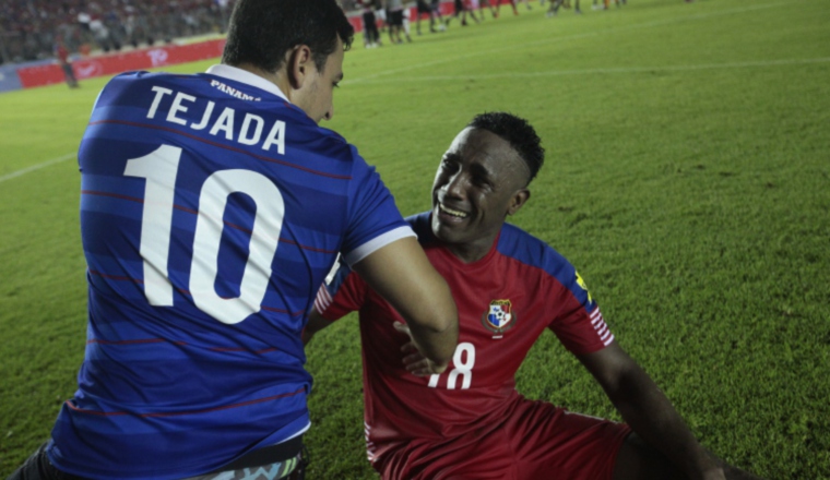 El delantero de la Roja, Luis Tejada (dcha.), llora mientras es felicitado por uno de sus fieles fanáticos, el 10 de octubre de 2017. /Foto Anayansi Gamez