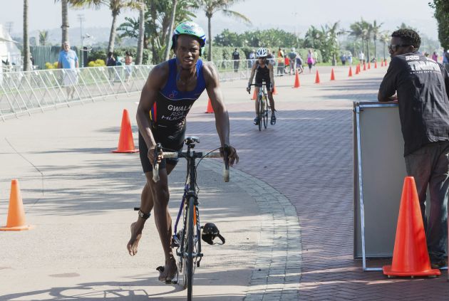 Mhlengi Gwala durante una competencia en Durban, Sudáfrica. Foto AP