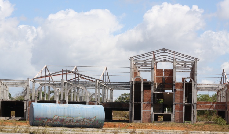 Las estructuras se encuentran en la vía que conduce hacia los poblados de La Mitra y Playa Leona.