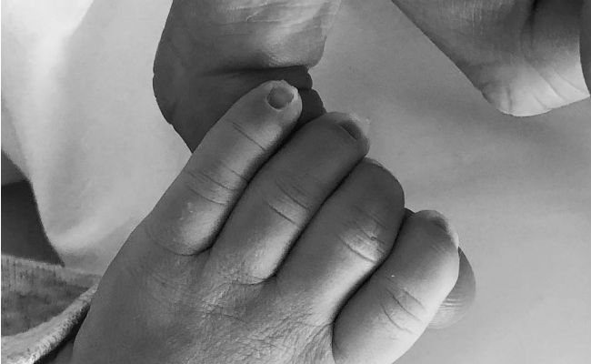 Estamos súper felices !!!!”, publicó Messi en su cuenta de Instagram, junto con una foto en la que aparece agarrando la mano del bebé.