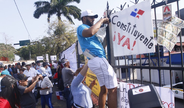 Manifestantes coparon la cerca hacia la avenida de los Mártires; área frontal fue tapada con banderas. /Foto Edwards Santos