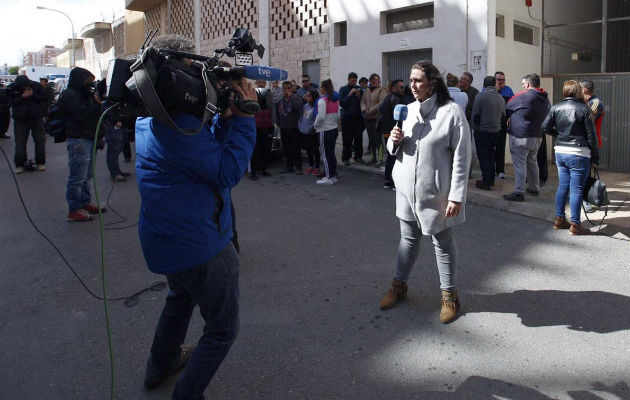 Un grupo de periodistas ubicados cerca del estacionamiento donde fue descubierto el cuerpo del pequeño Gabriel Cruz. FOTO/EFE