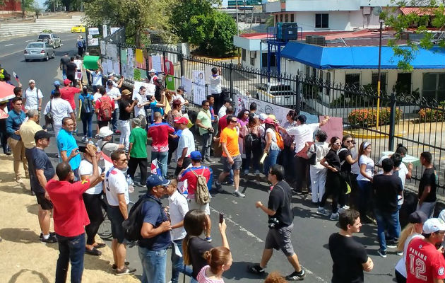 Los carteles fueron en el lado de la cerca que da hacia la Avenida de Los Mártires / Foto: Redes sociales.