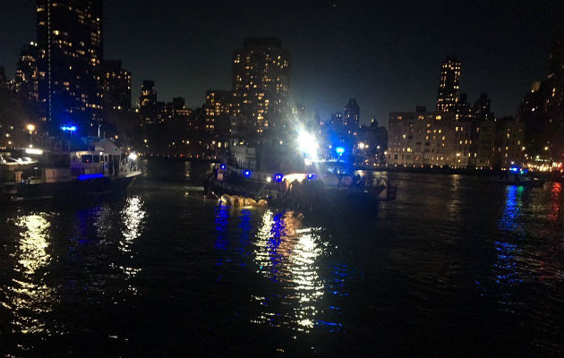 Labores de rescate en las inmediaciones East River, Manhattan. FOTO/AP