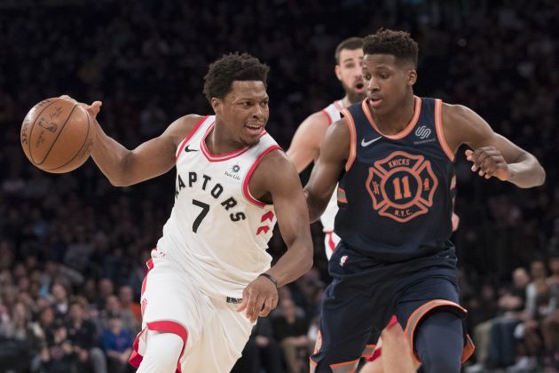 Kyle Lowry (7) conduce el balón ante la marca de Frank Ntilikina (11). Foto AP