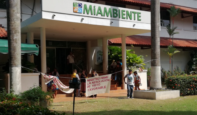 Desde la madrugada de ayer, comunidades indígenas llegaron al ministerio, en Albrook. /Foto Yaissel Urieta Moreno