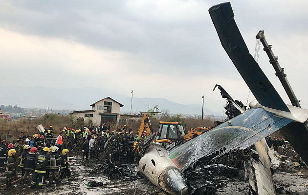 Los equipos de rescate trabajan entre los restos del avión. Foto: EFE 