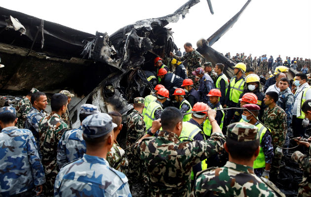 Miembros de los servicios de rescate buscan supervivientes entre los restos del avión. Foto: EFE  