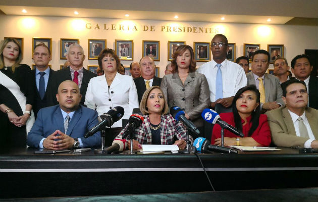 Diputados de CD y del PRD realizaron una conferencia de prensa para rechazar las palabras de Varela. / Foto: @asambleapa.