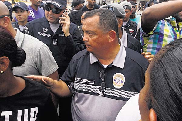 El director de la Policía, Omar Pinzón, fue agredido. /Foto Edwards Santos