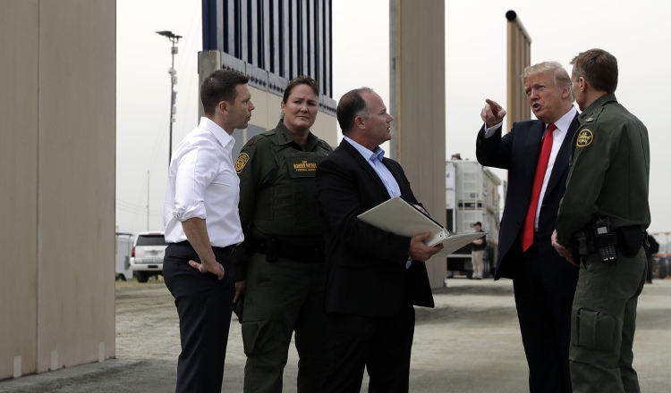 Trump inspecciona los prototipos de muro. EFE