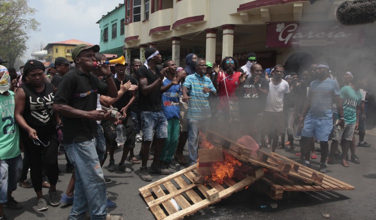 Las barricadas fueron instaladas en todas las calles de la ciudad de Colón. /Foto Víctor Arosemena