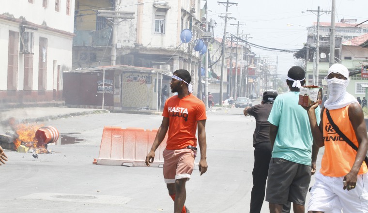 Encapuchados se enfrentaron con la policía. /Foto Edwards Santos