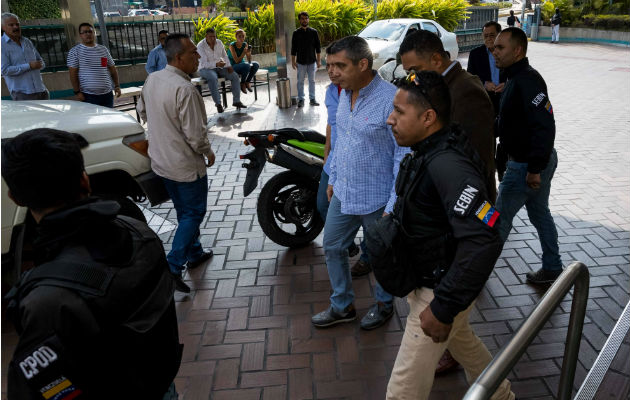 Rodríguez Torres (camisa azul) cuando era detenido. Foto: EFE.