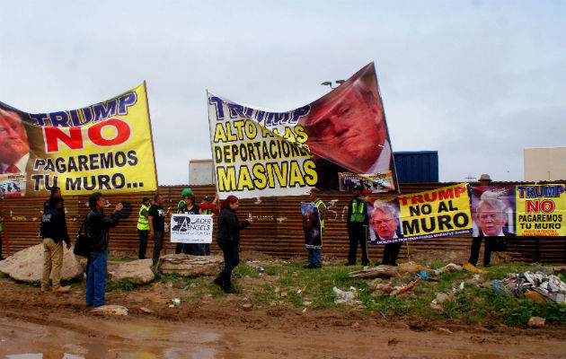 Manifestantes en el punto fronterizo de Las Flores en Tijuana. Foto: EFE.