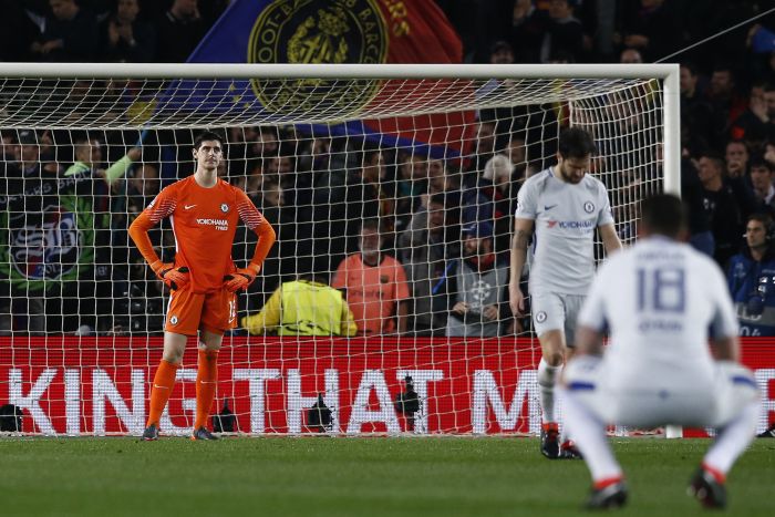 Thibaut Courtois reacciona decepcionado tras el segundo gol de Messi. Foto AP