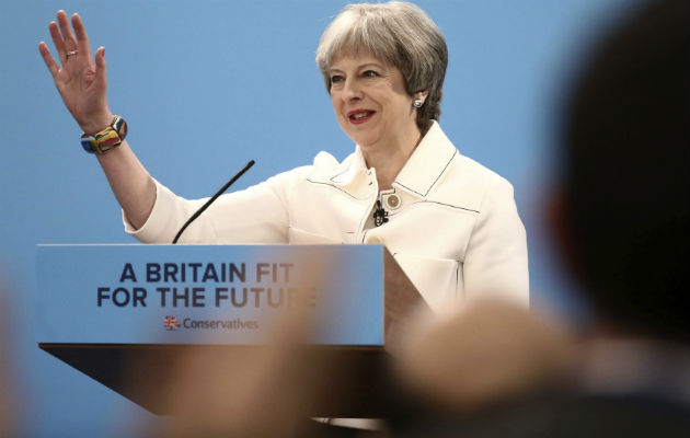 La primer ministra británica Theresa May, se mantiene firme en su decisión. FOTO/AP
