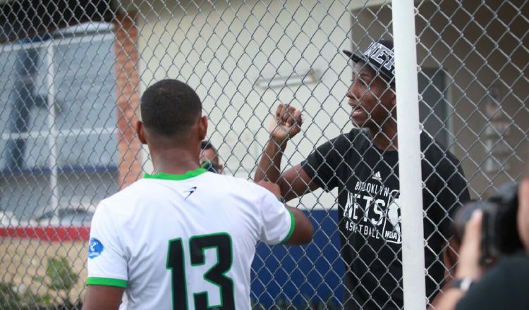 Los jugadores Alianza fueron a saludar a Fidel Caesar luego de anotar el primer gol. /Foto Anayansi Gamez