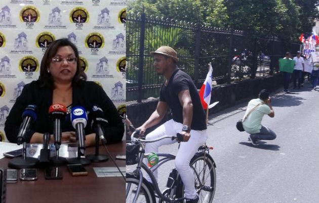 Grimaldo (en bicicleta) era activista de protestas contra la corrupción. 