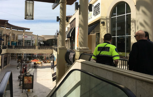 Los disparos en el centro comercial causaron caos entre clientes y empleados y el edificio tuvo que ser cerrado por cerca de una hora. FOTO/AP